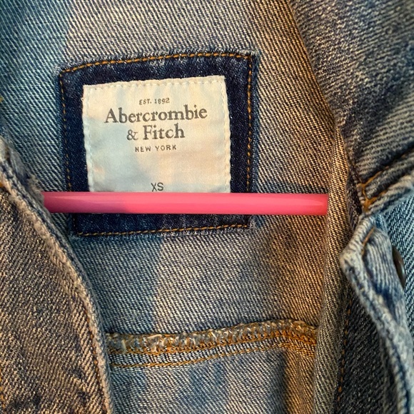 Last Chance A&F Cropped Jean Jacket - Picture 2 of 4